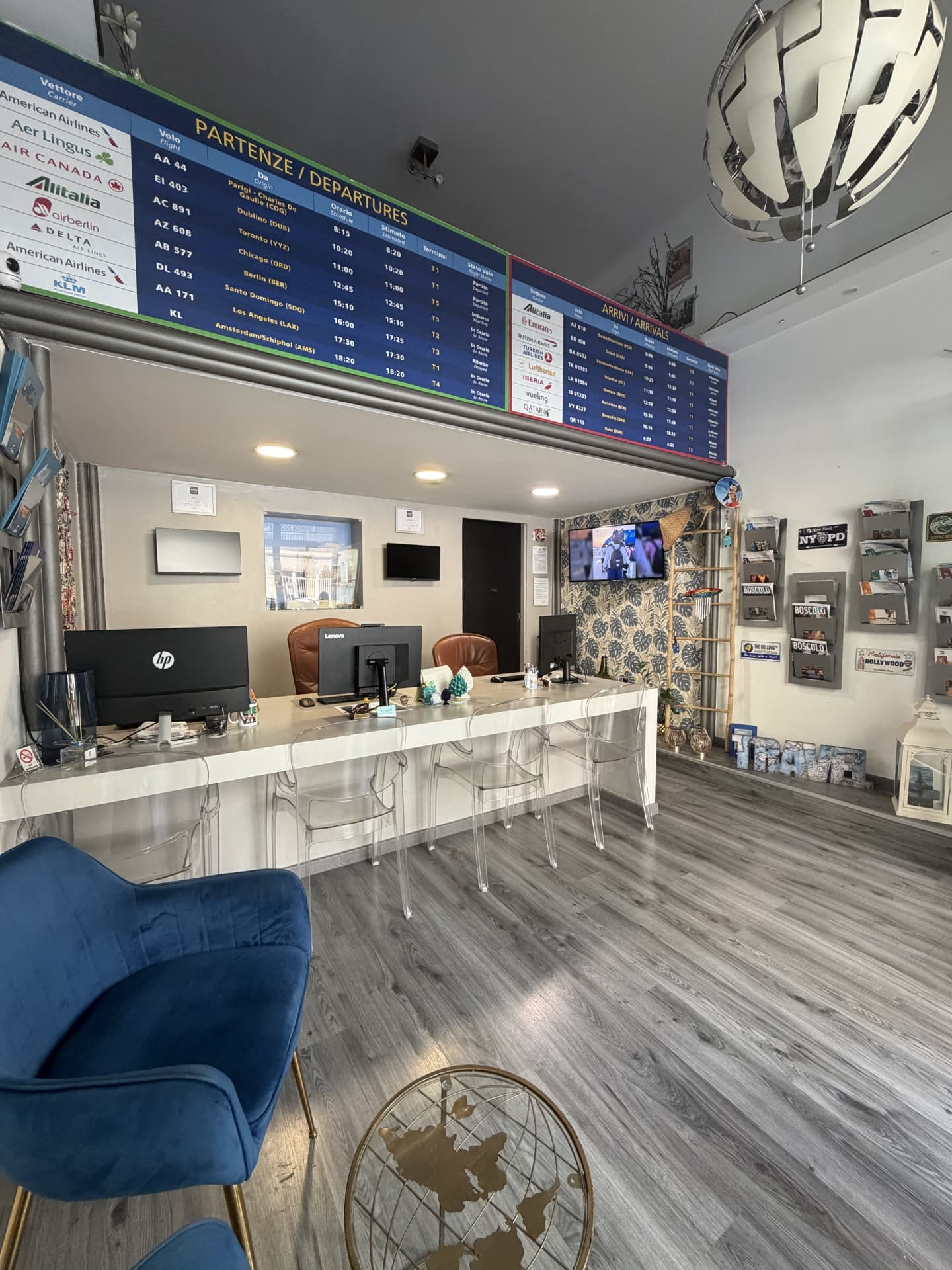 L'ufficio Platz Travel a Catania — tabellone partenze e banco consulenza